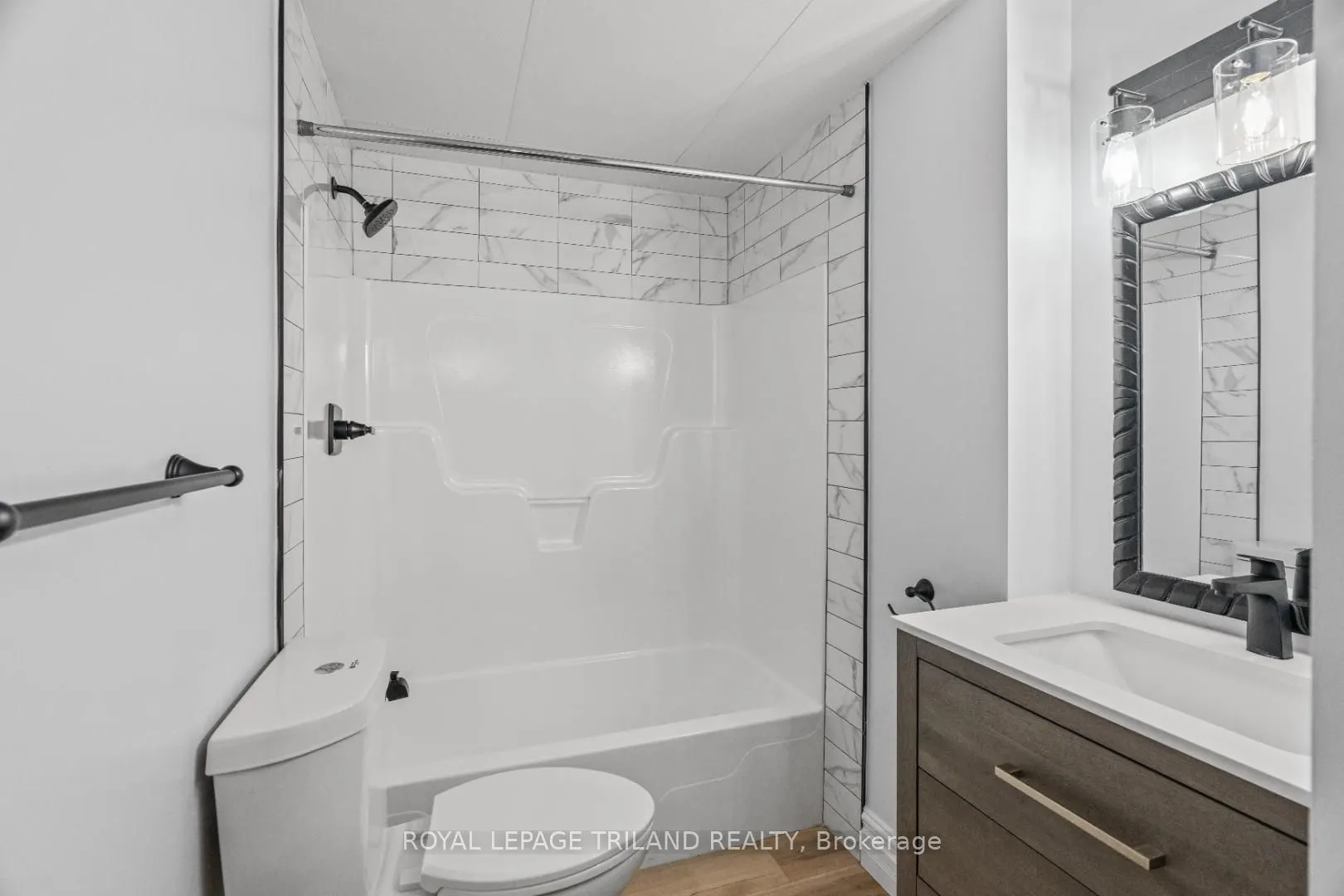 330 Clarence St, #202