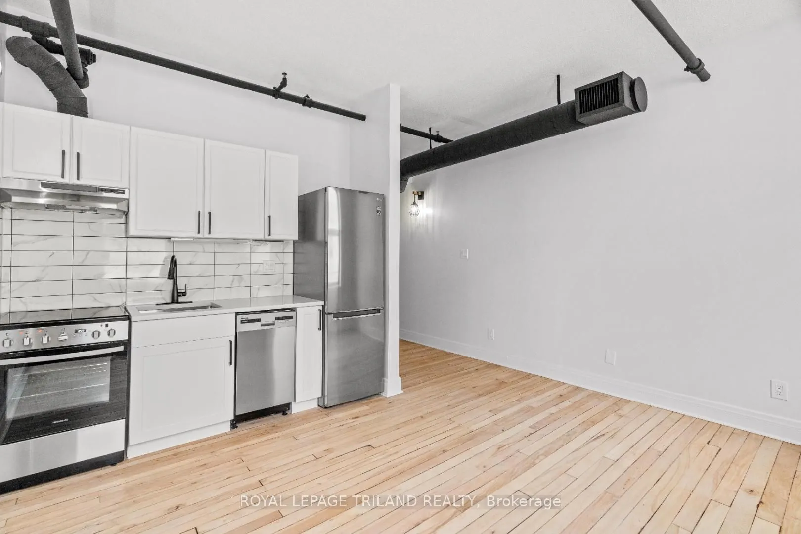330 Clarence St, #202