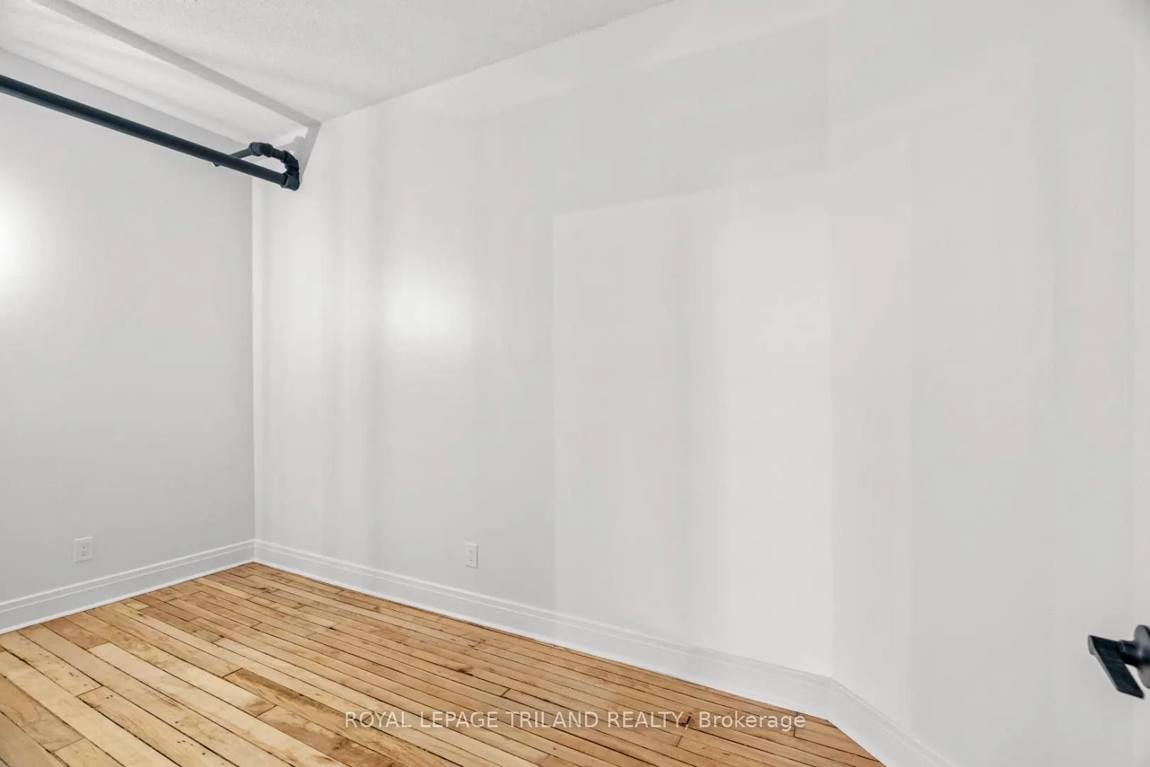 330 Clarence St, #202