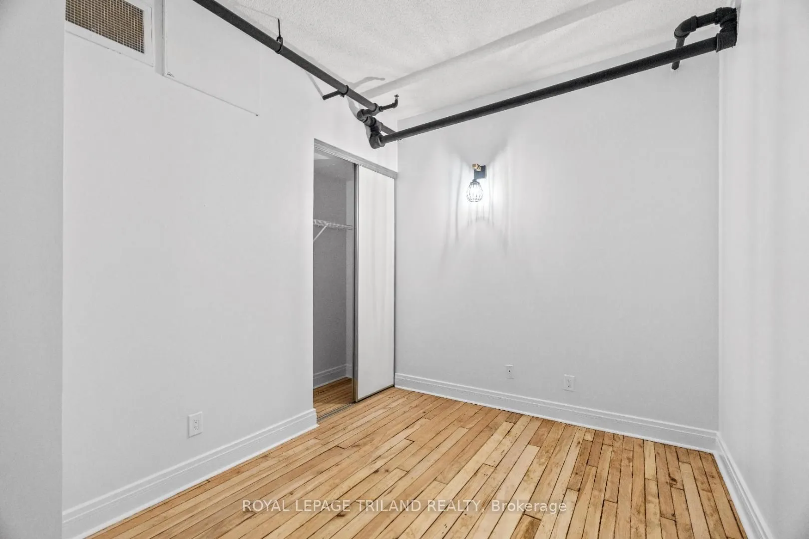330 Clarence St, #202