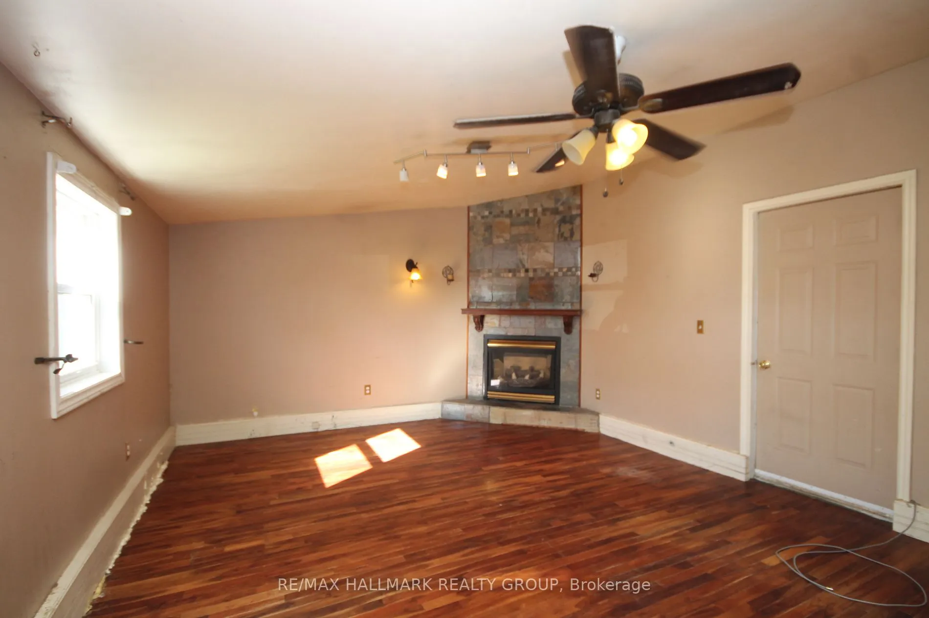 923 CENTER St