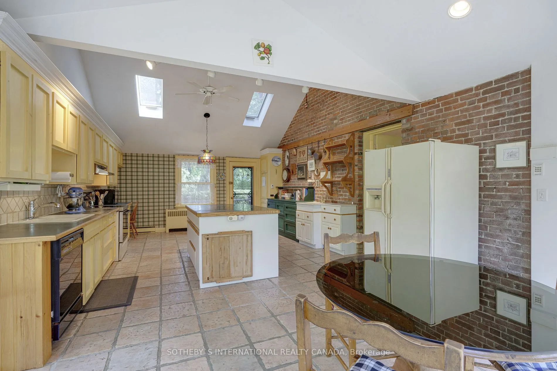 366 Lakeshore Rd