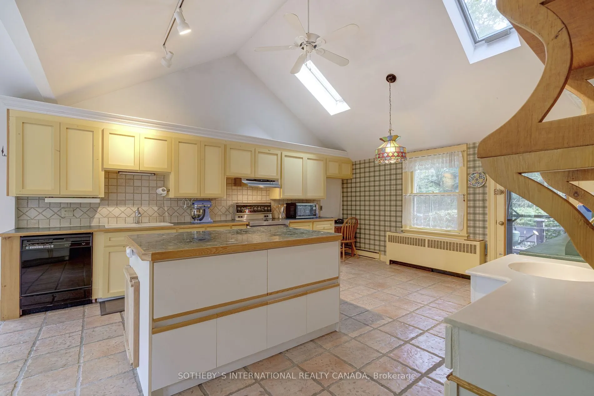 366 Lakeshore Rd