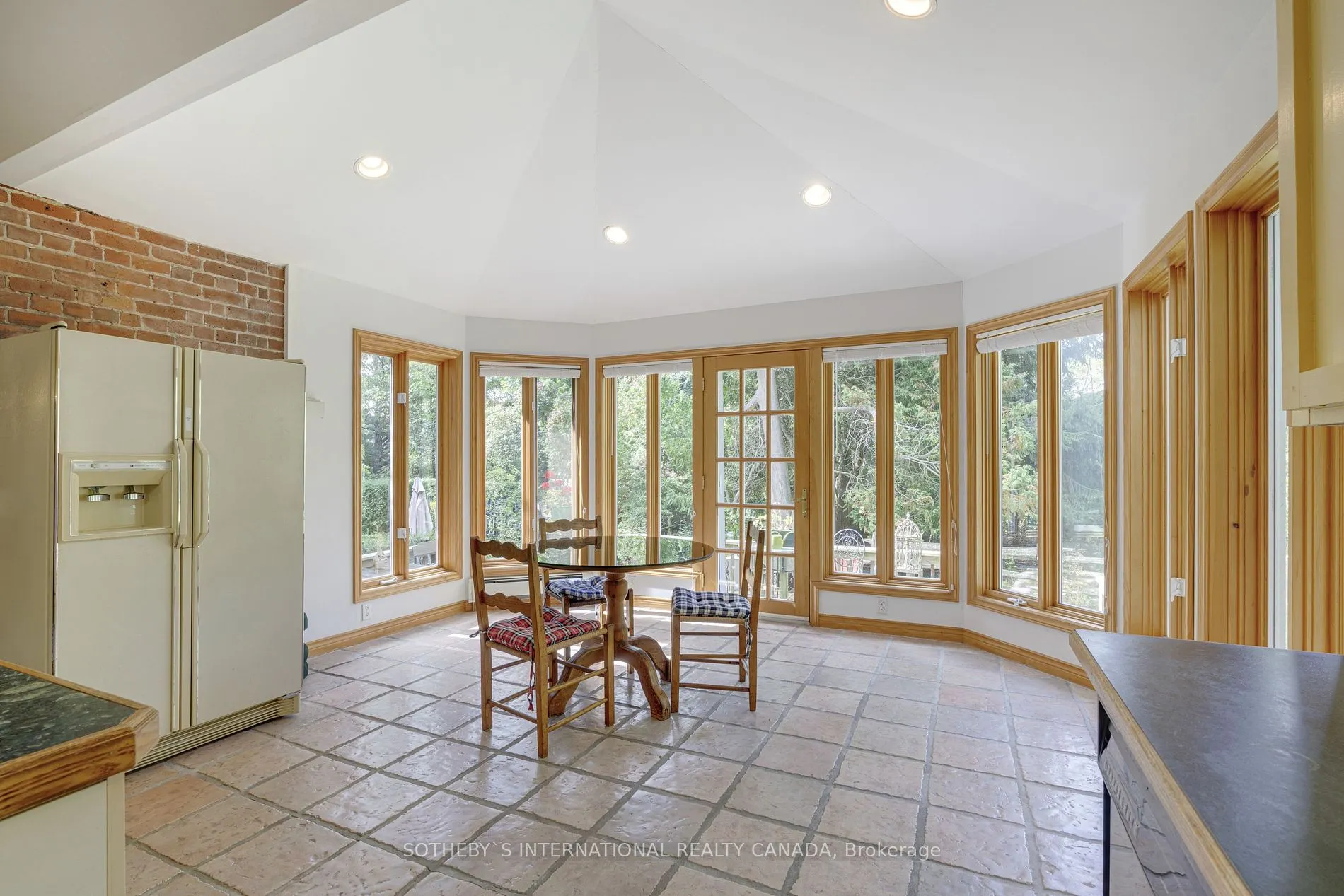 366 Lakeshore Rd