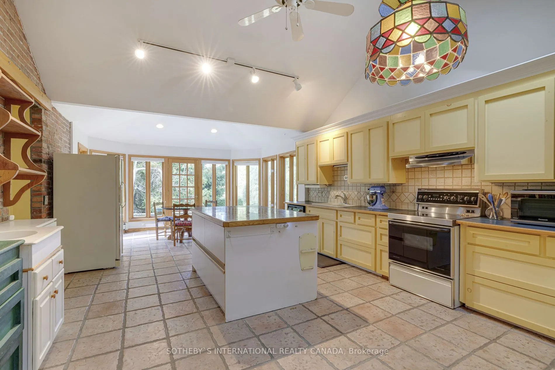 366 Lakeshore Rd