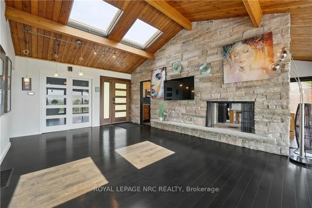 33 LESLIE Drive