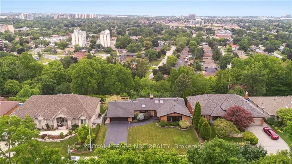33 LESLIE Drive