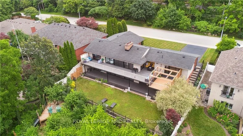 33 LESLIE Drive