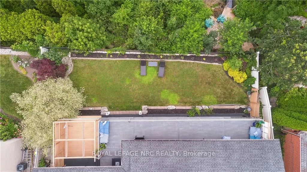 33 LESLIE Drive