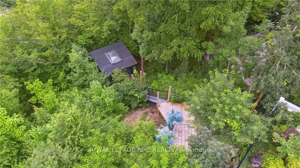 33 LESLIE Drive