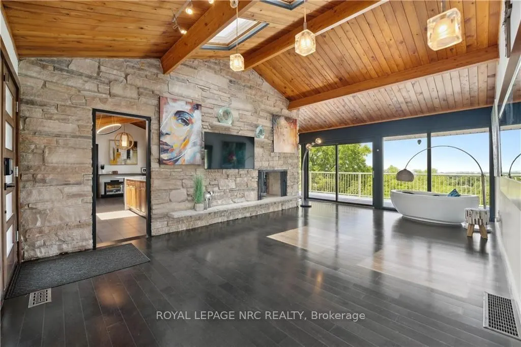 33 LESLIE Drive