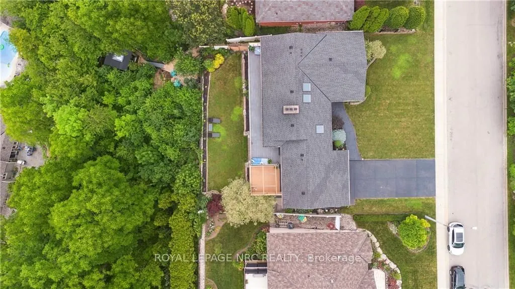 33 LESLIE Drive
