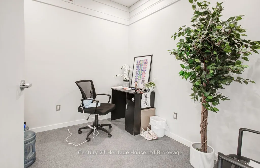 10 Brock Street E