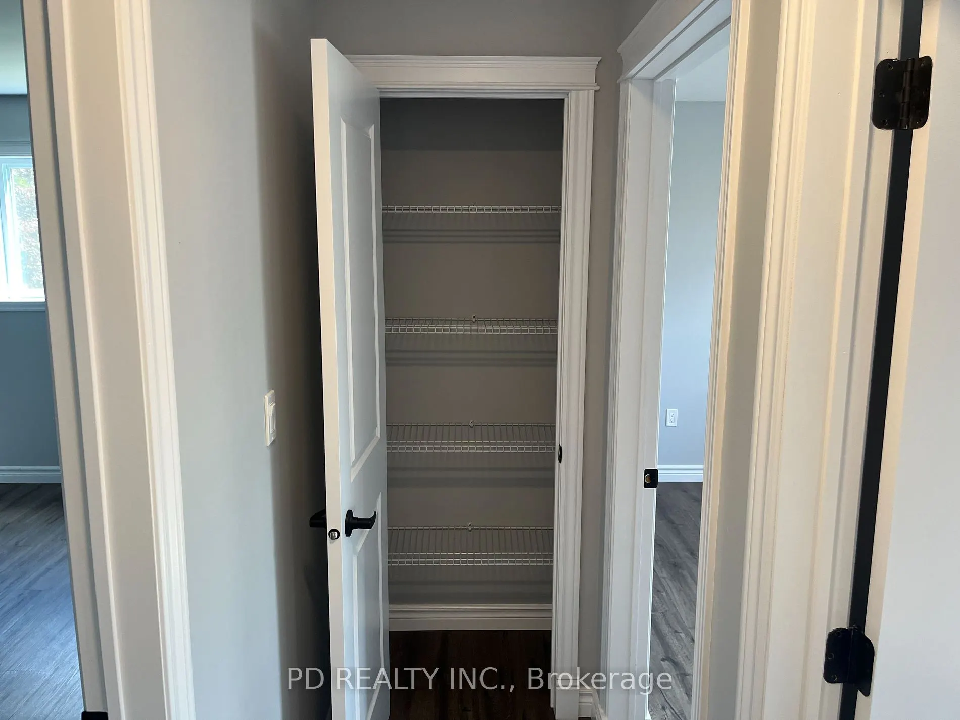 20 Queen St S