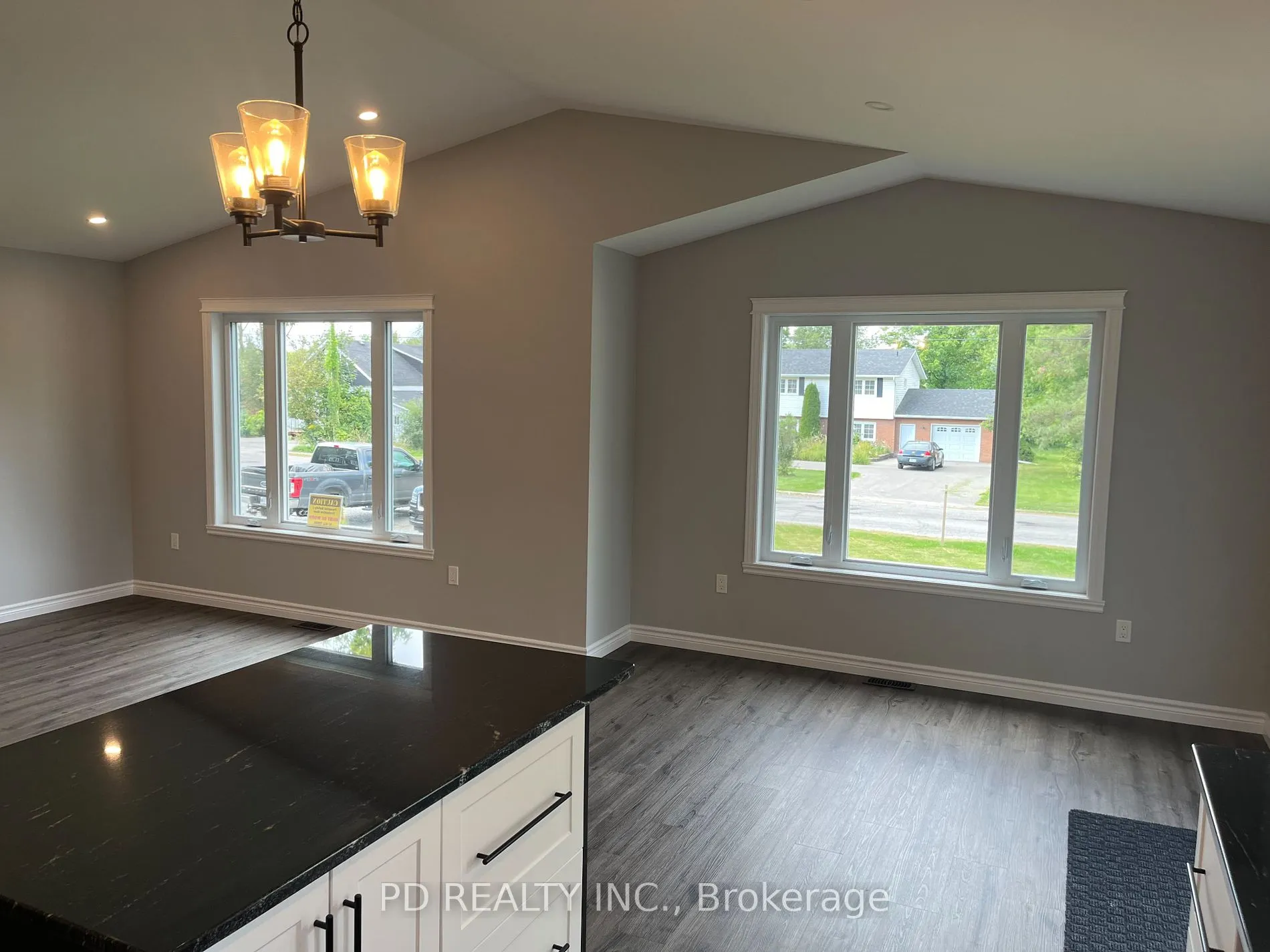 20 Queen St S
