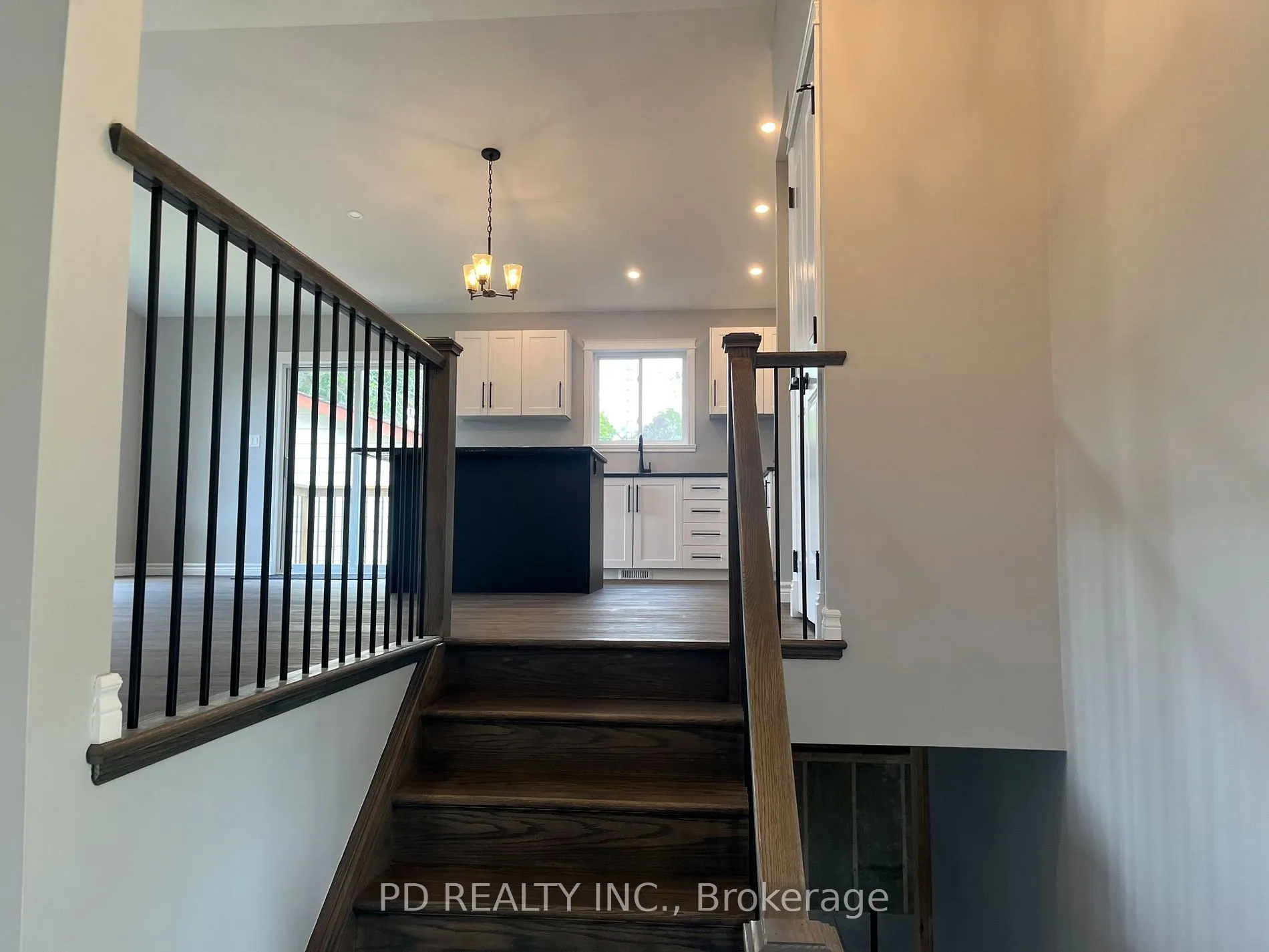 20 Queen St S