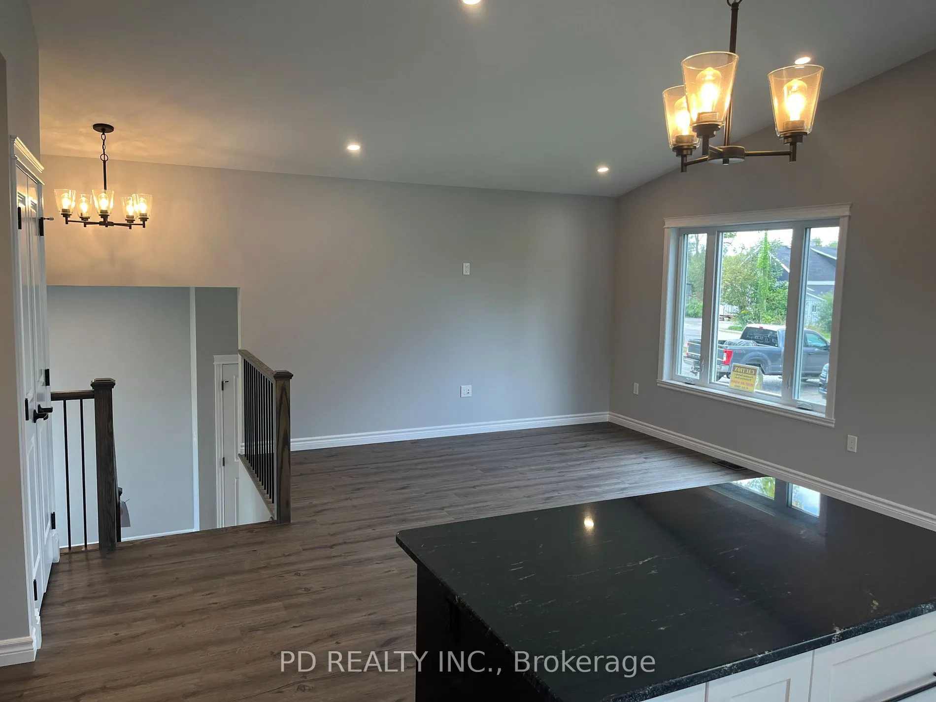 20 Queen St S