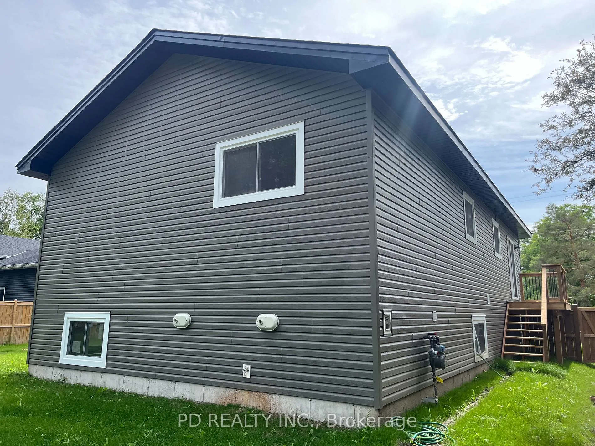 20 Queen St S
