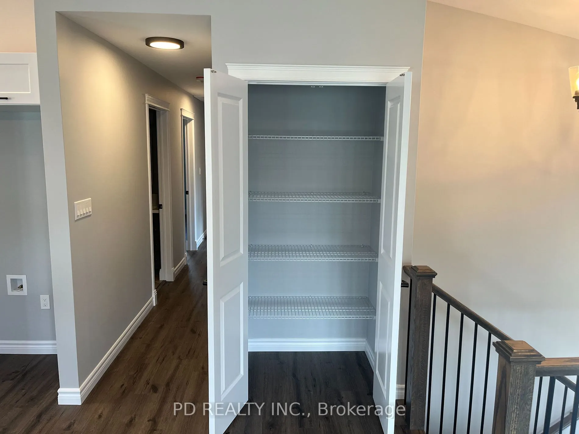 20 Queen St S