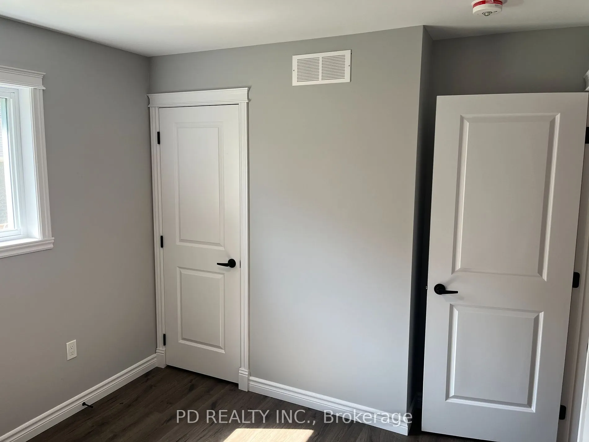 20 Queen St S