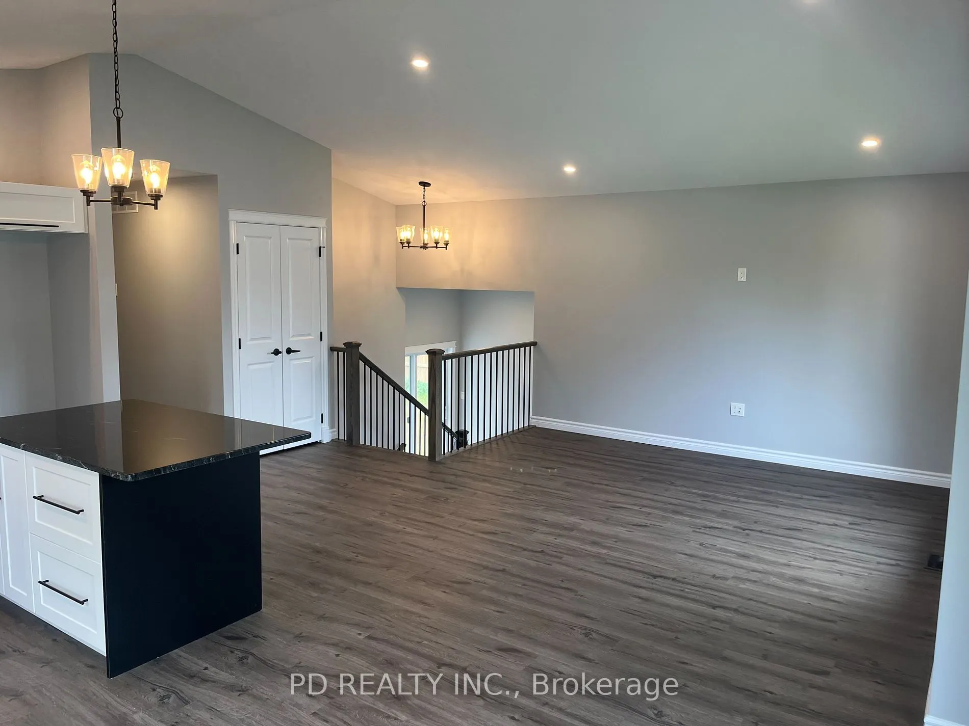 20 Queen St S
