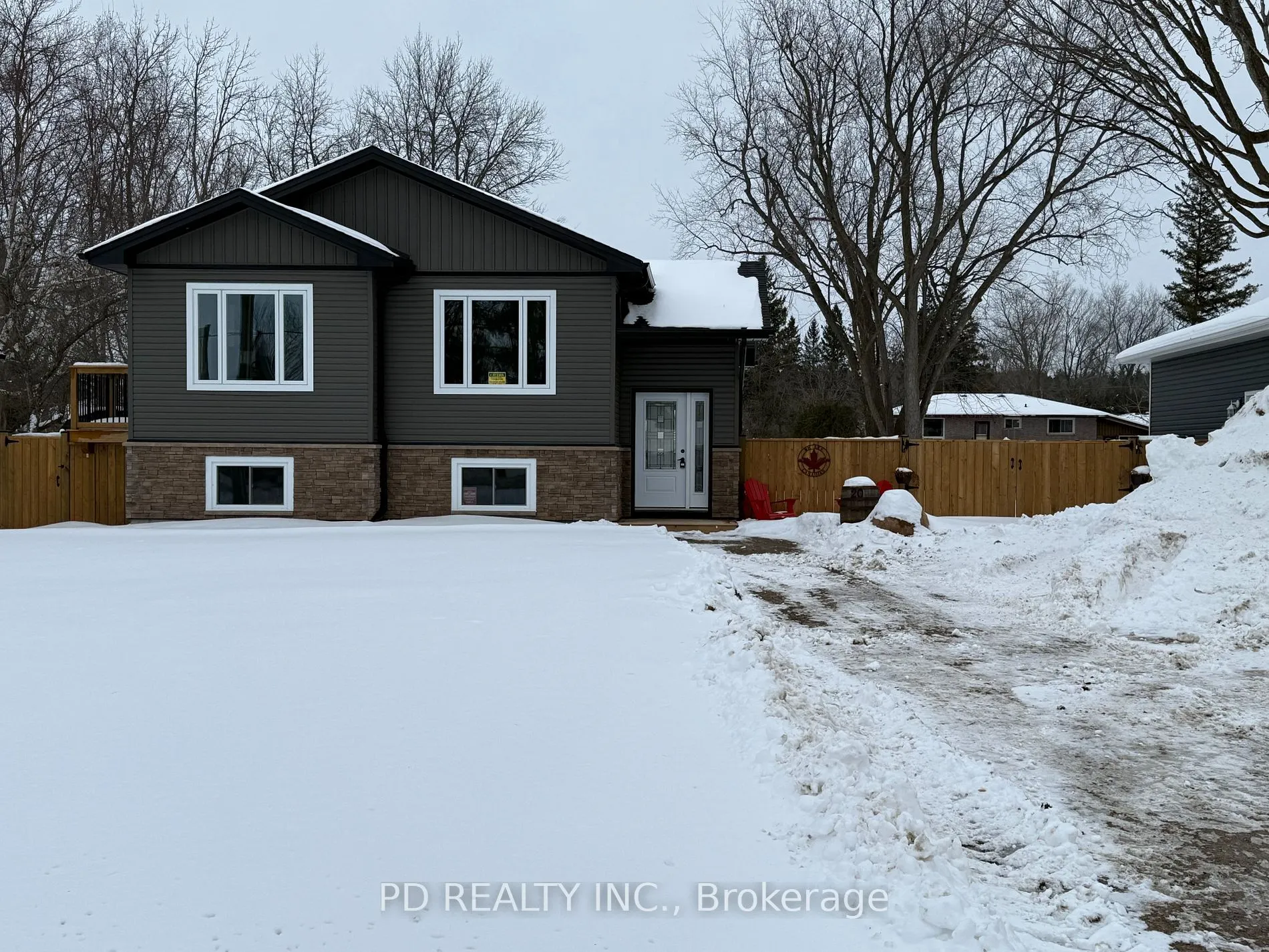 20 Queen St S