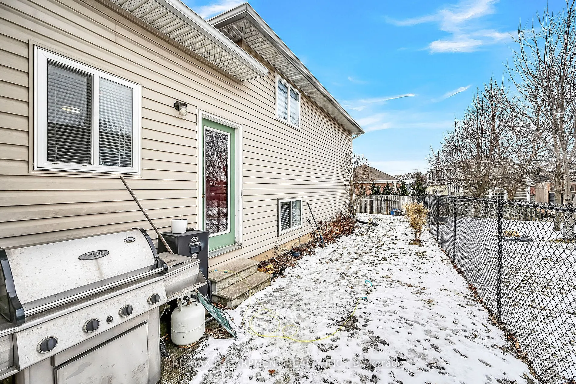 10 Oak St