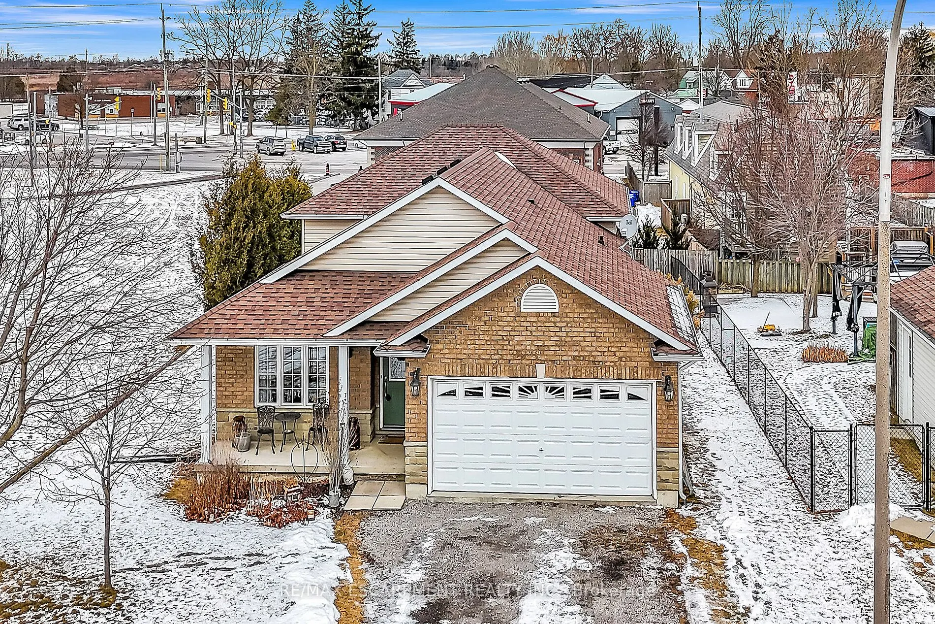 10 Oak St