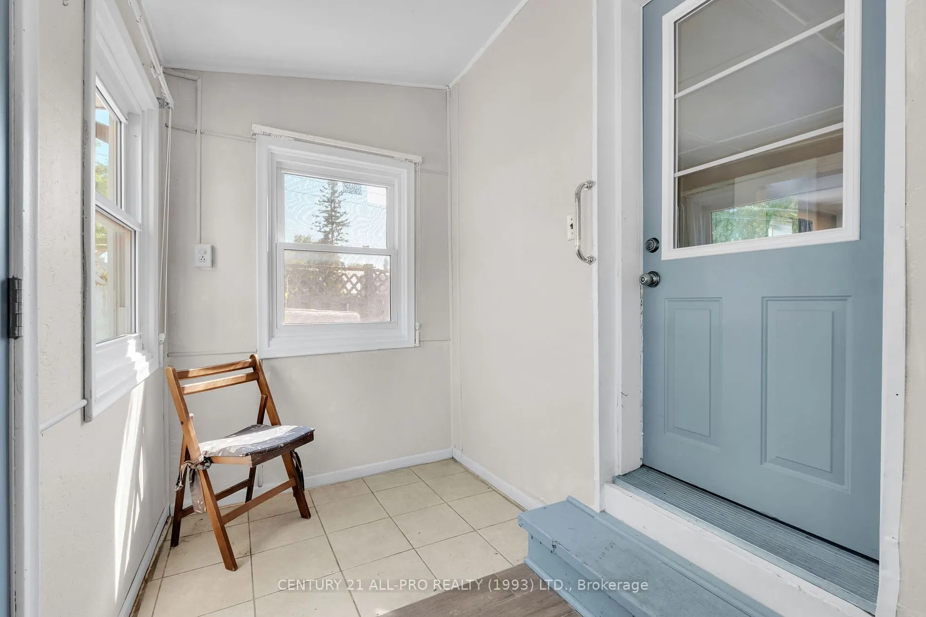 267 UNIVERSITY Ave W