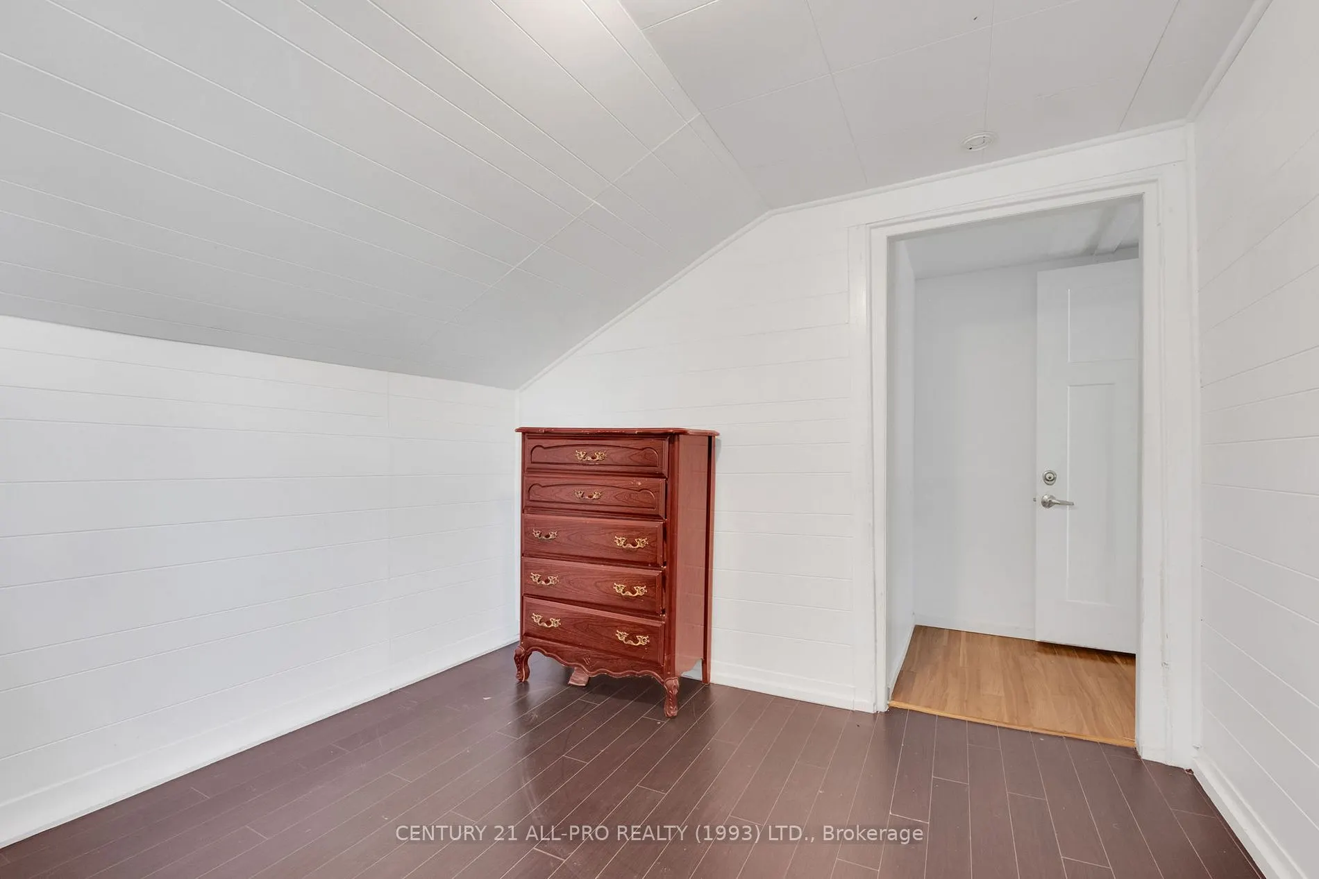 267 UNIVERSITY Ave W