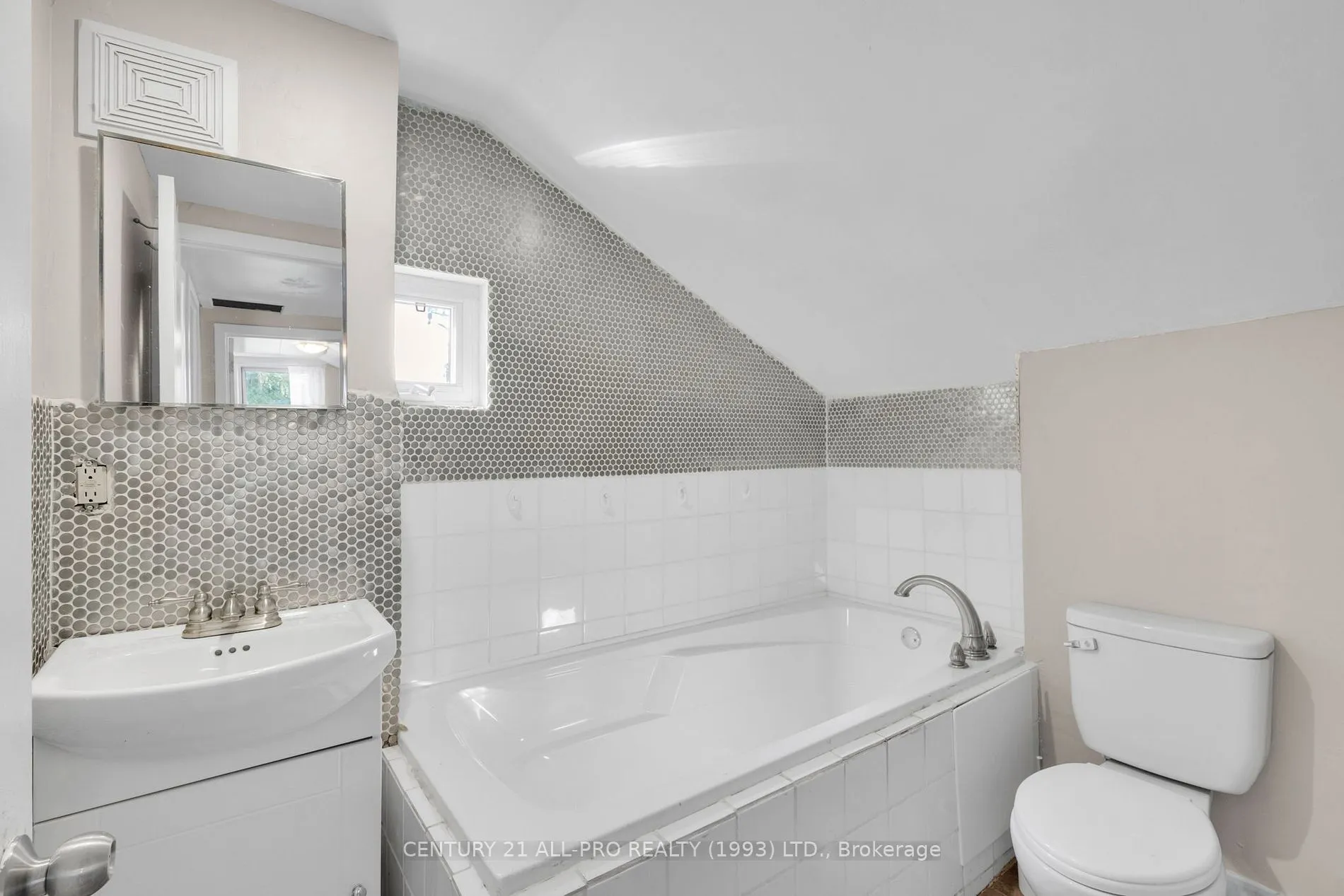 267 UNIVERSITY Ave W