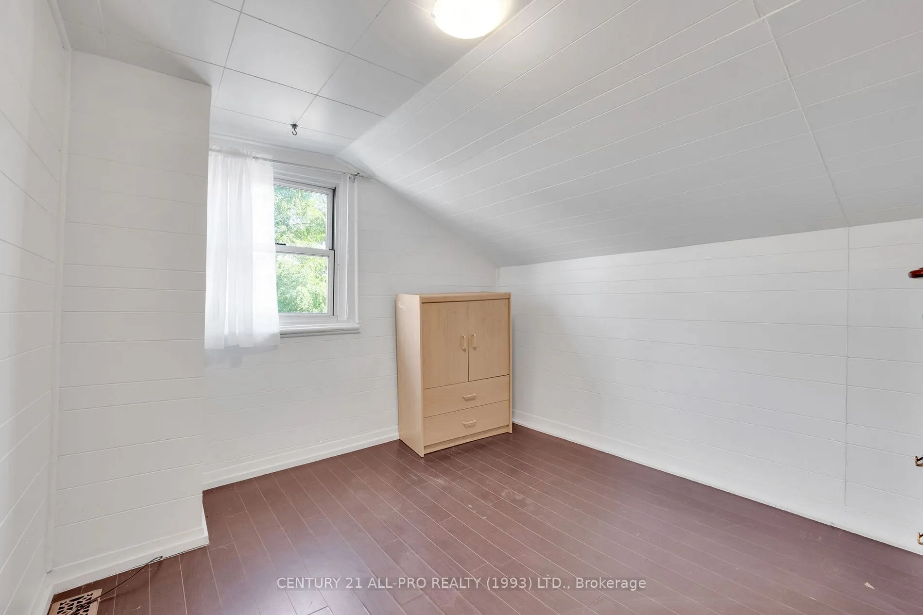 267 UNIVERSITY Ave W