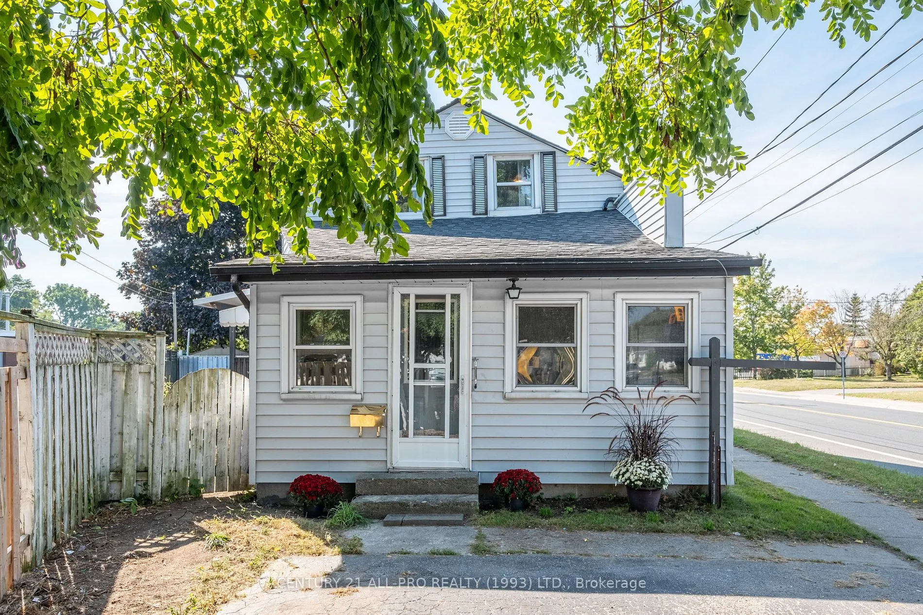 267 UNIVERSITY Ave W
