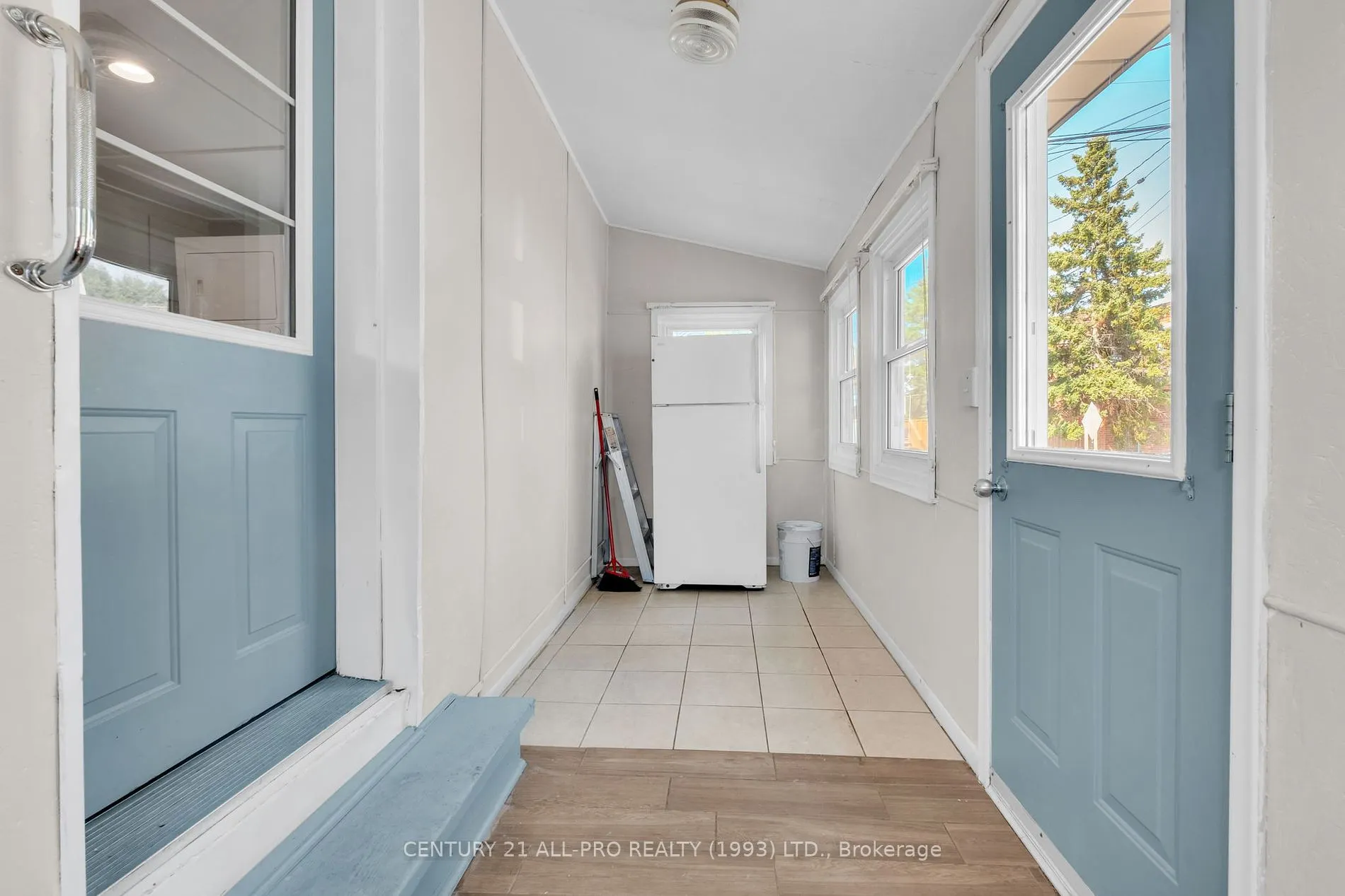 267 UNIVERSITY Ave W