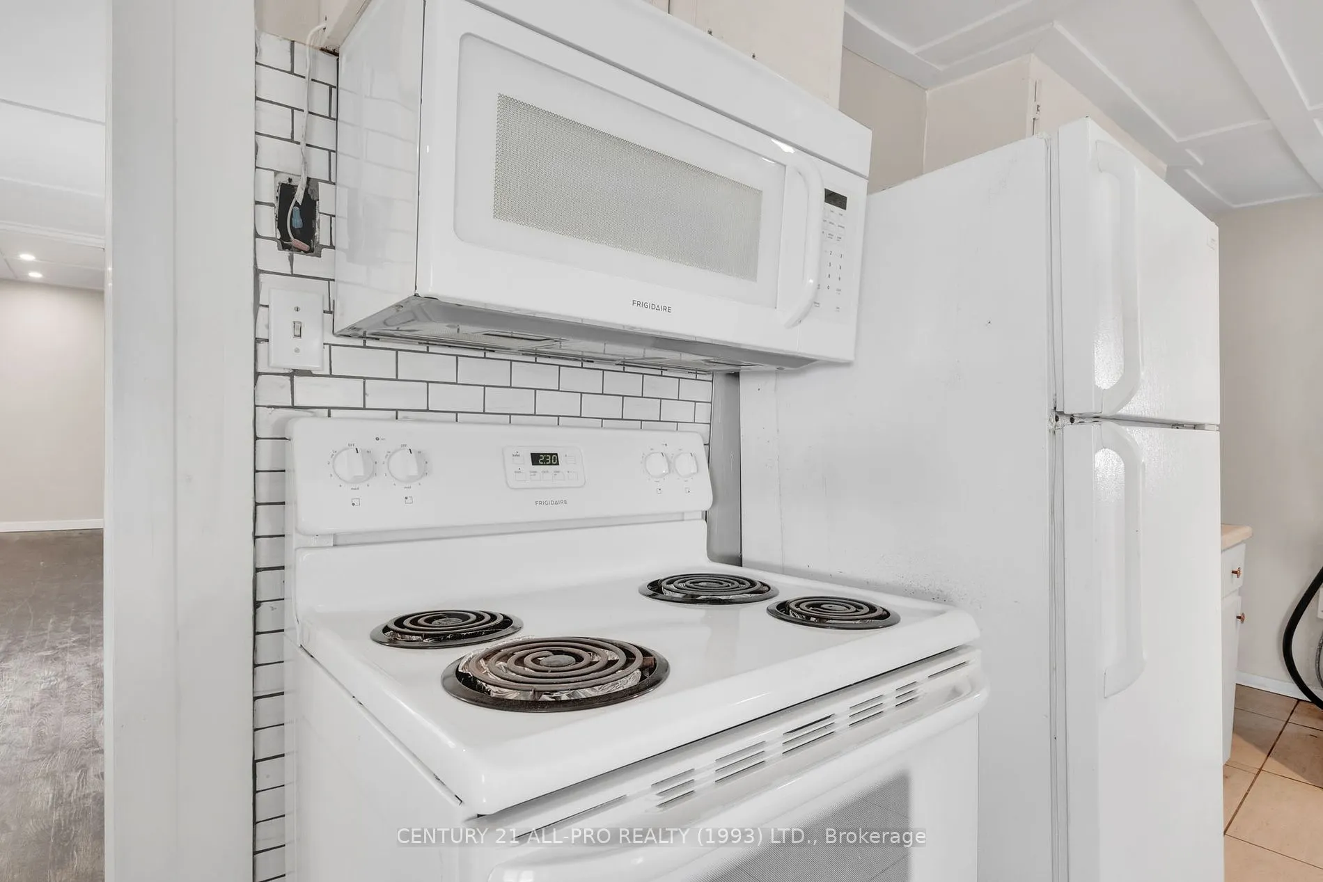 267 UNIVERSITY Ave W