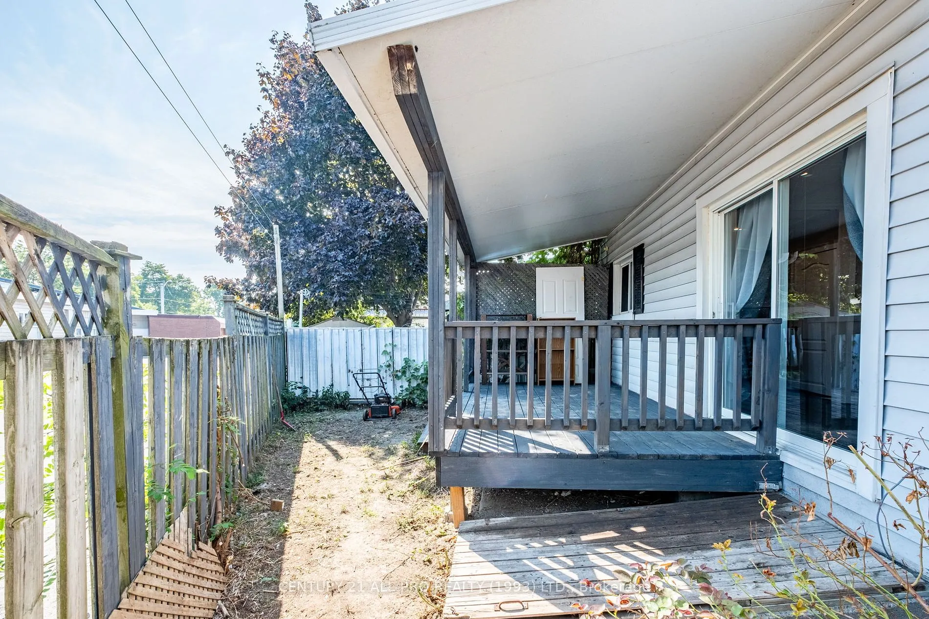267 UNIVERSITY Ave W