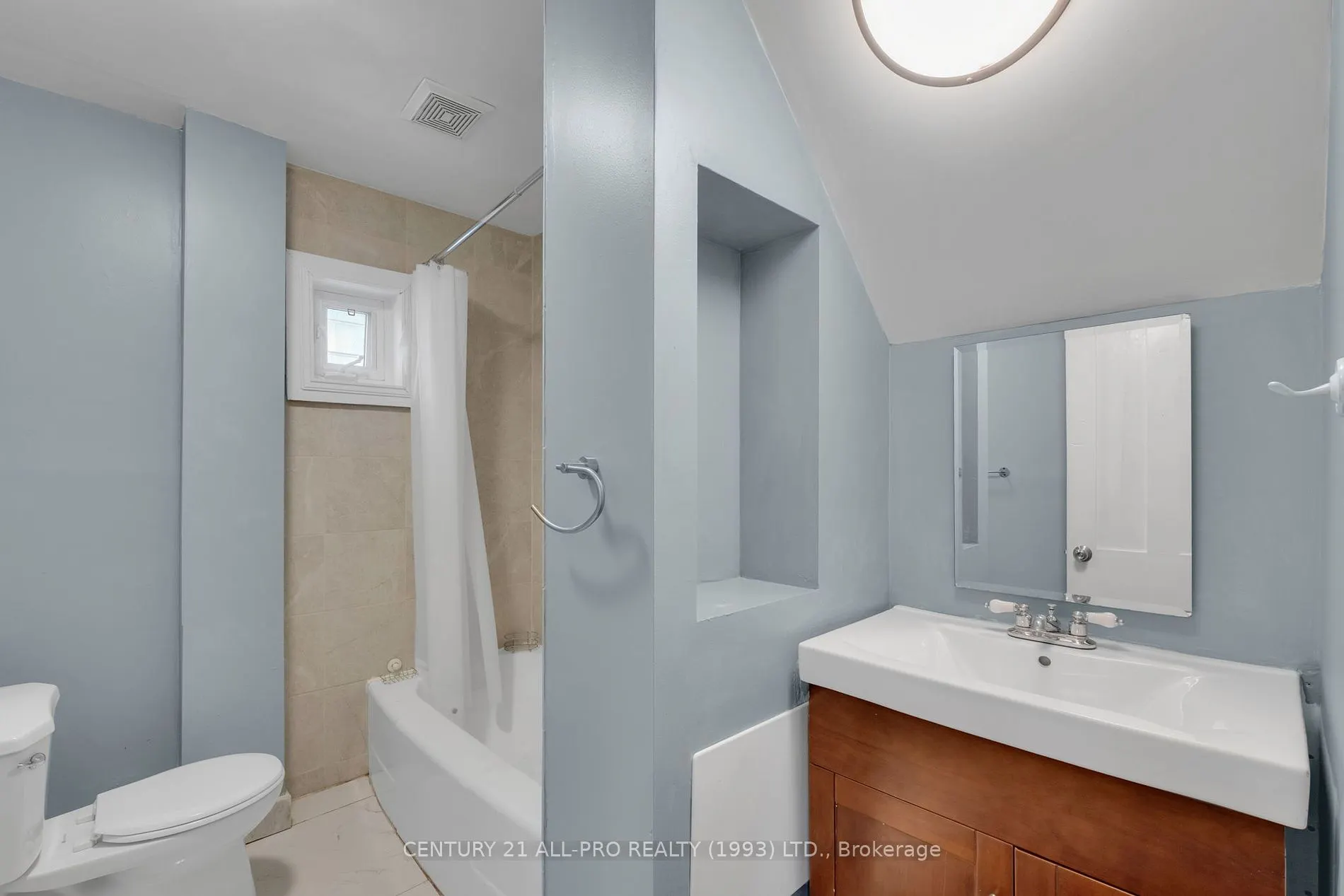 267 UNIVERSITY Ave W