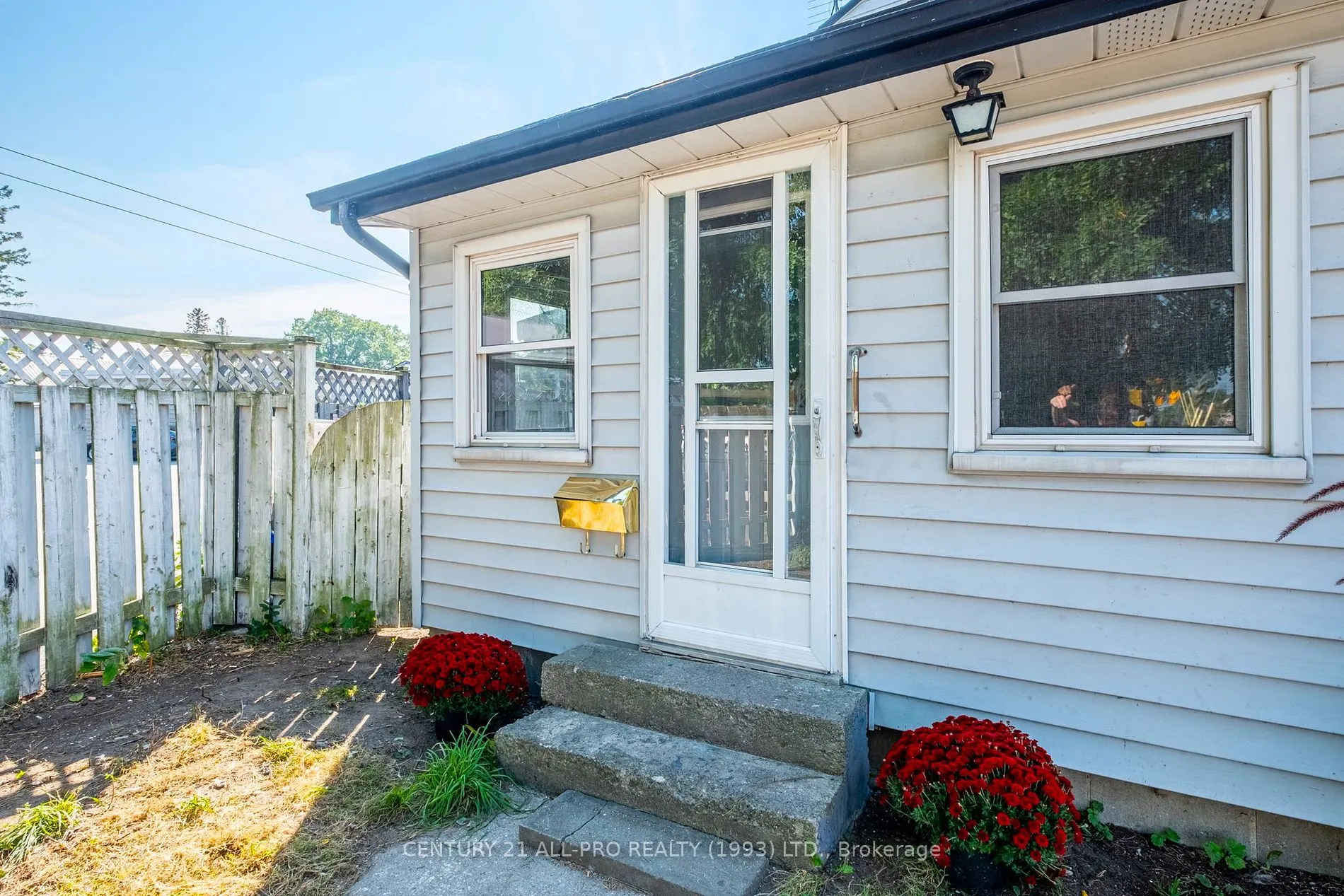 267 UNIVERSITY Ave W
