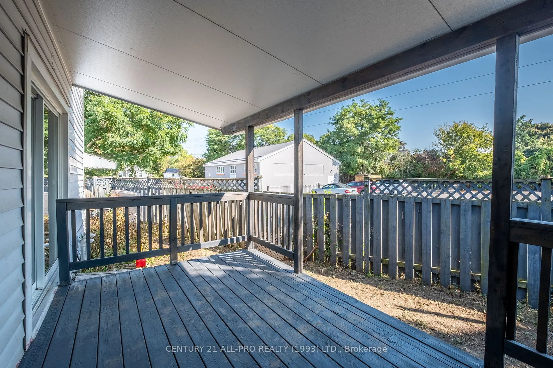 267 UNIVERSITY Ave W