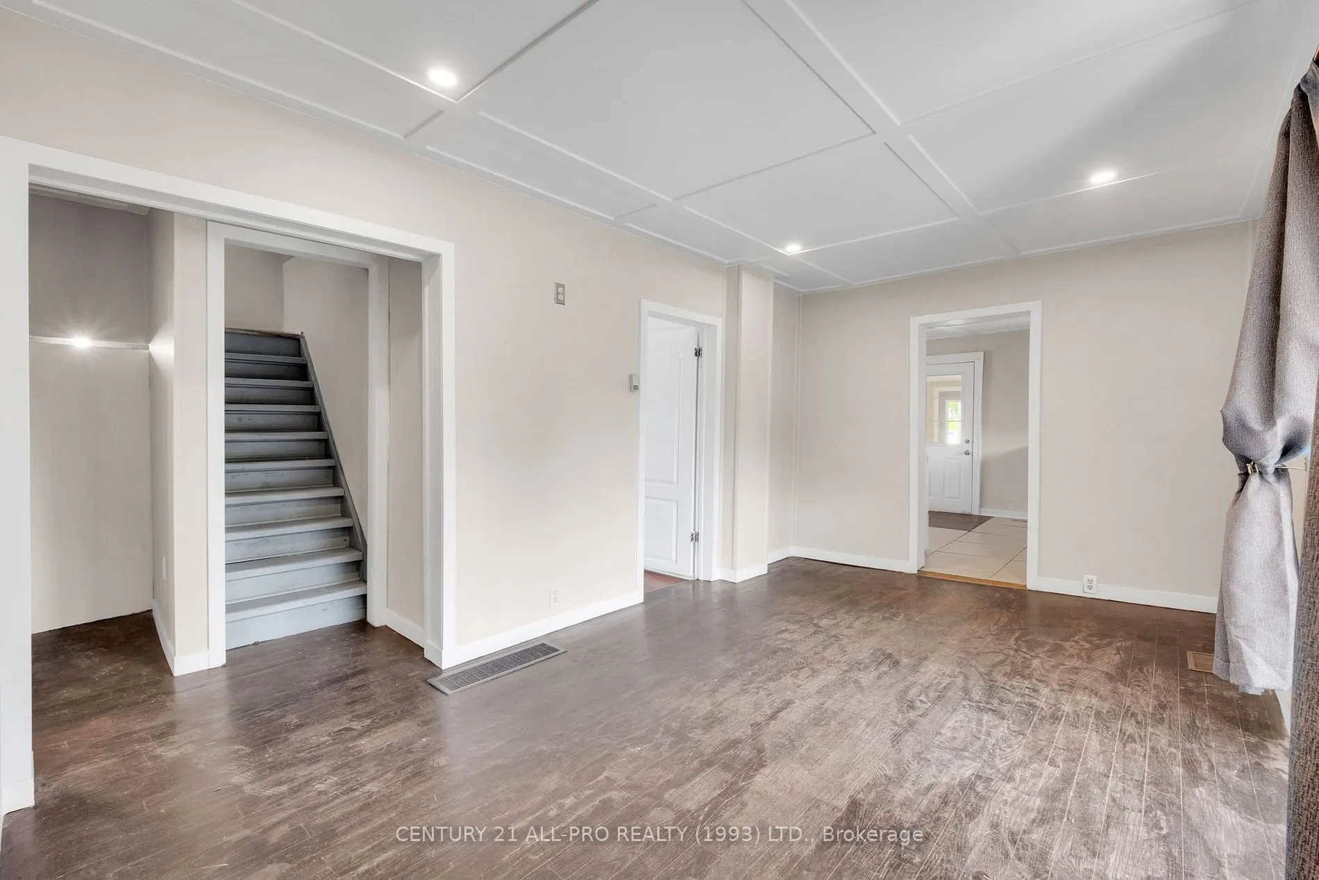 267 UNIVERSITY Ave W