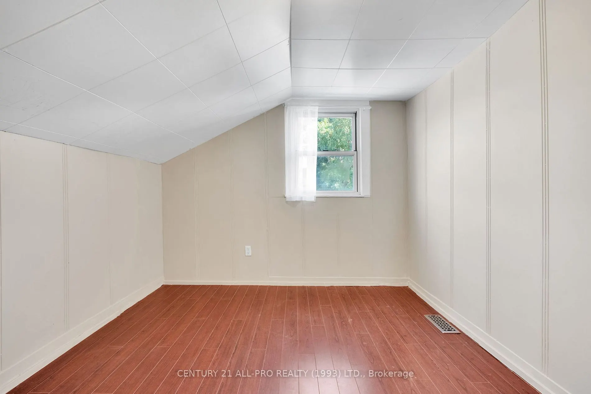 267 UNIVERSITY Ave W