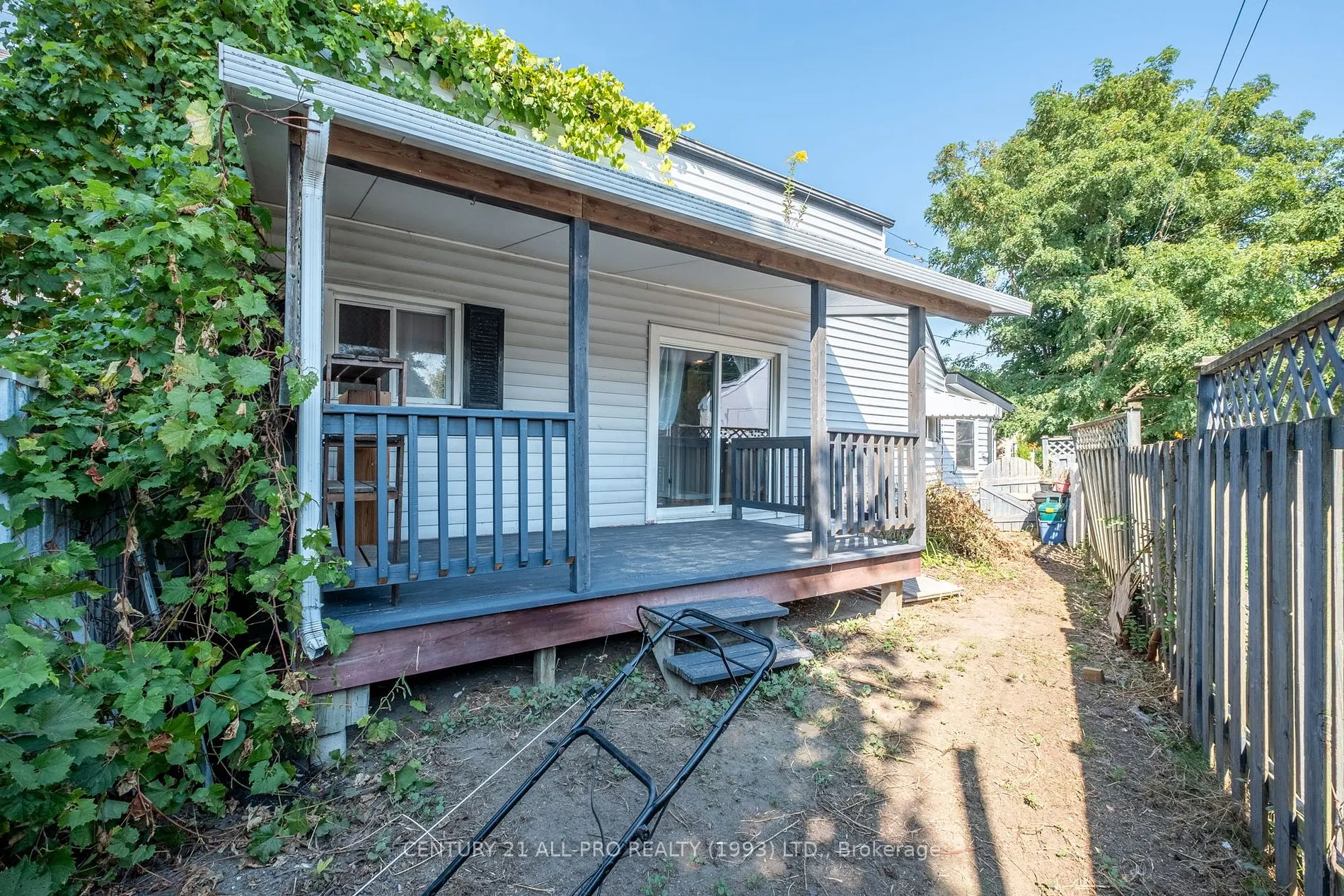 267 UNIVERSITY Ave W