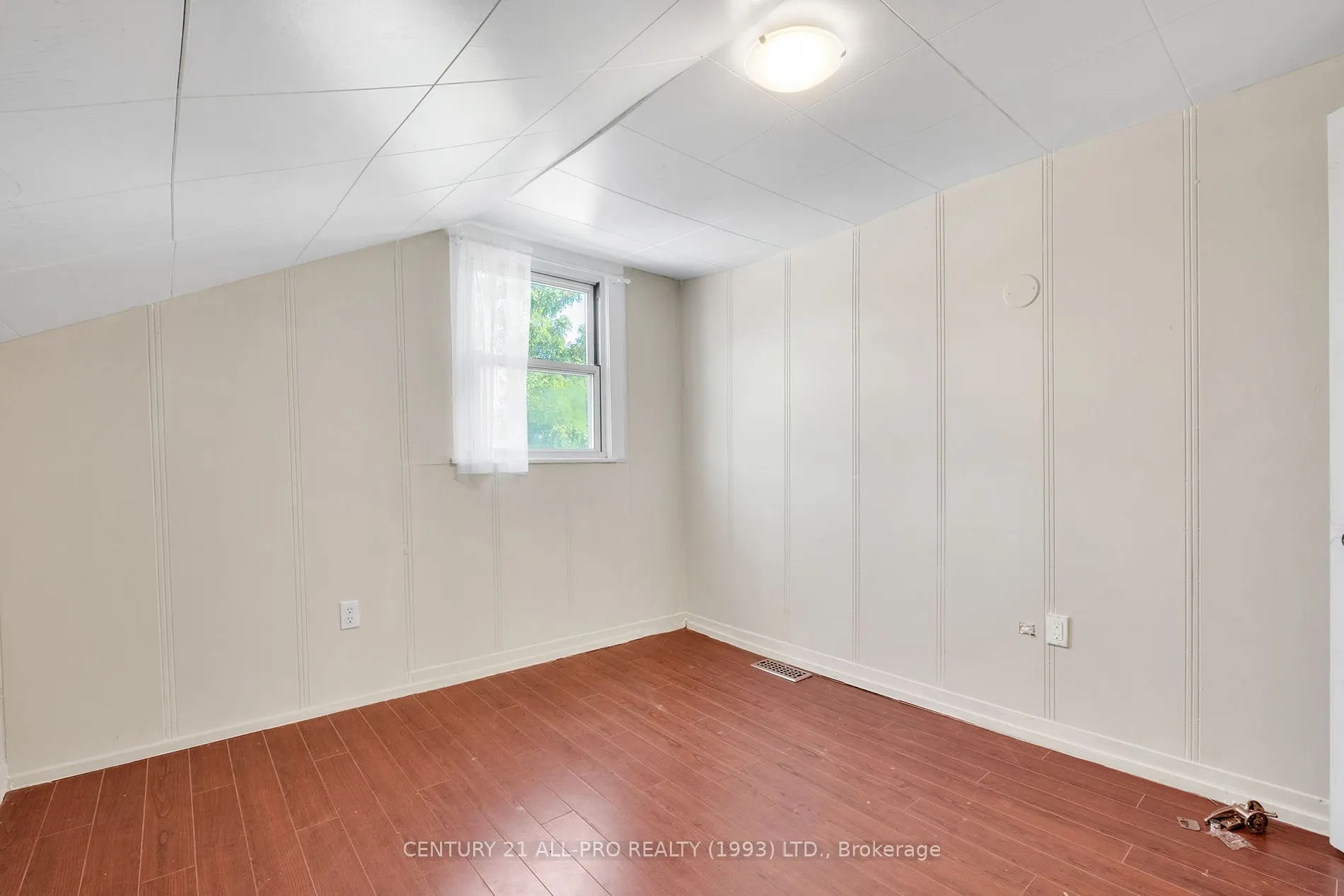 267 UNIVERSITY Ave W