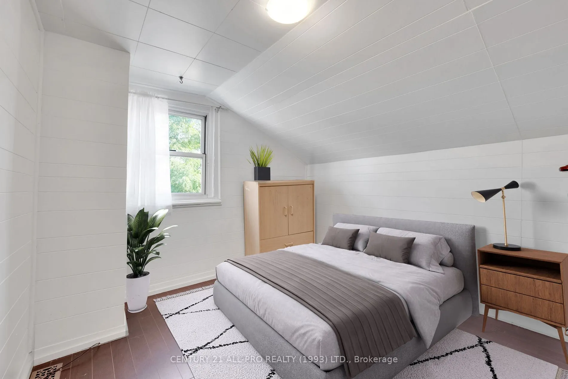 267 UNIVERSITY Ave W