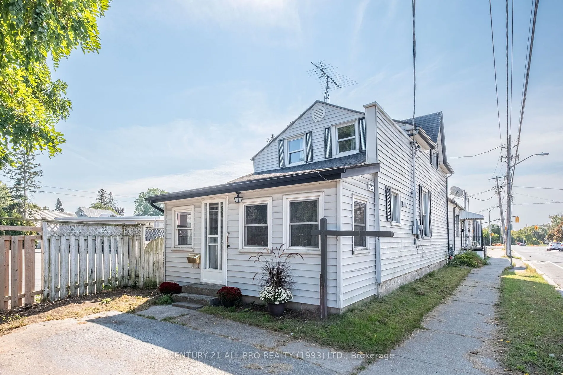 267 UNIVERSITY Ave W