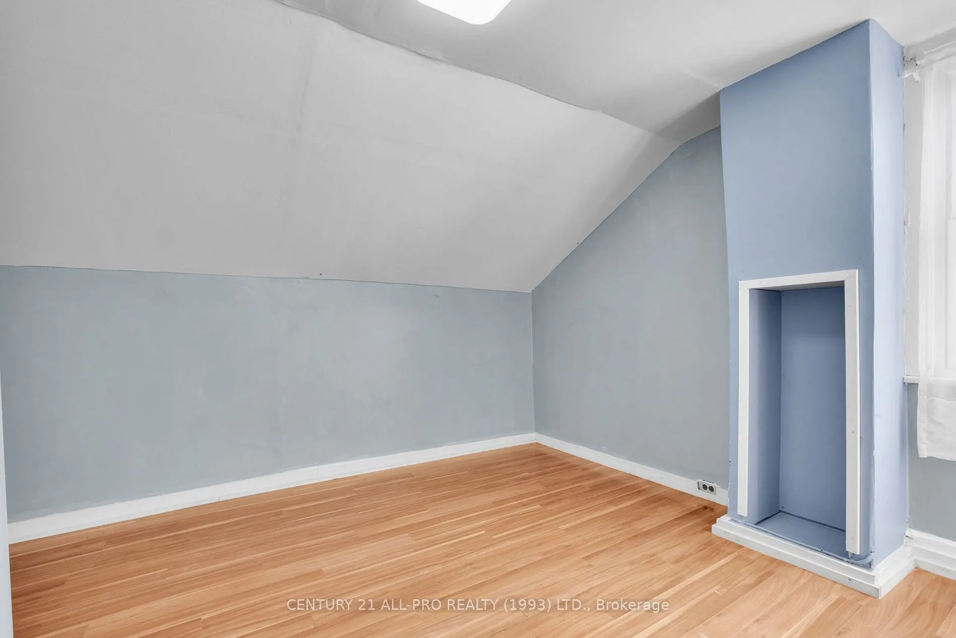 267 UNIVERSITY Ave W