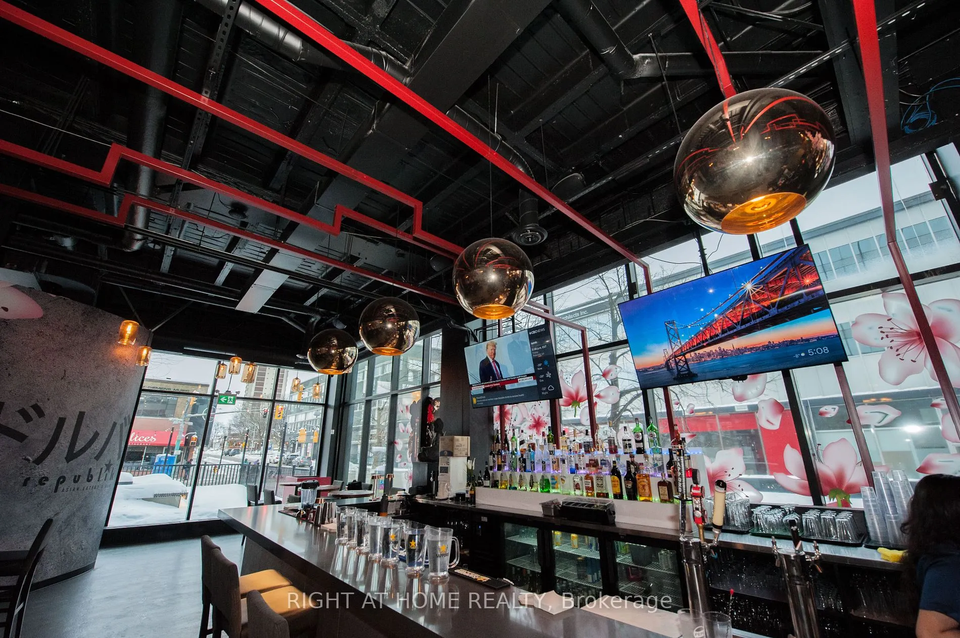 305 King Street W, #102