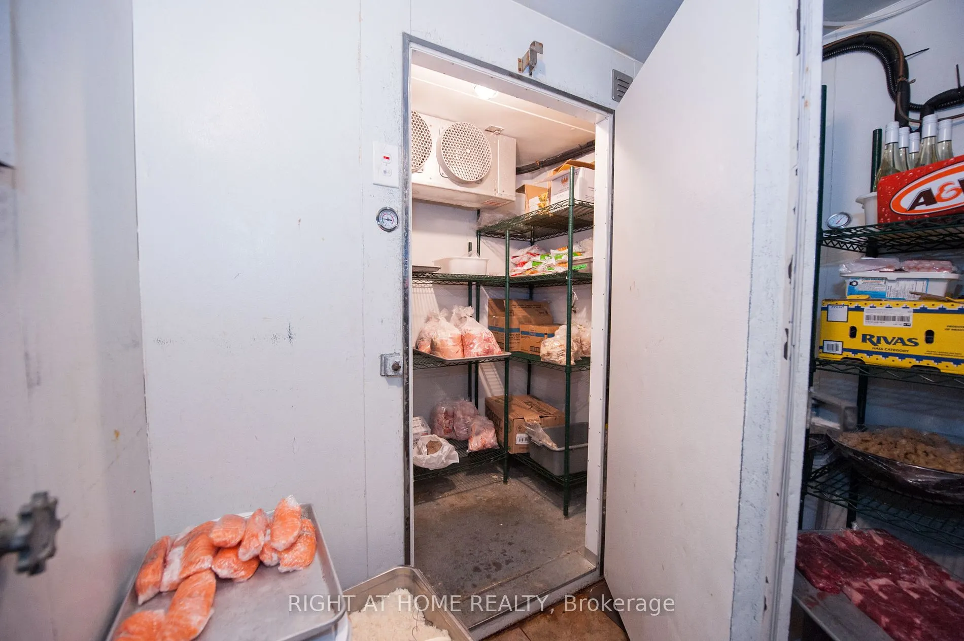 305 King Street W, #102