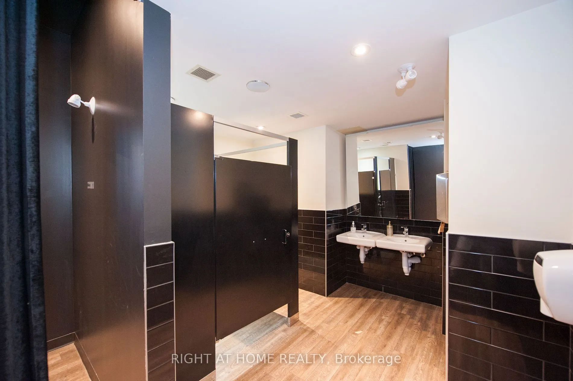 305 King Street W, #102