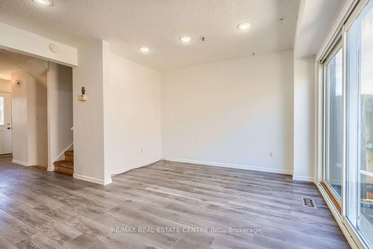 125 Sekura Crescent, #1